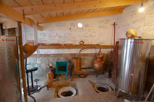 泰拉维Milorava's Guest House & Wine Cellar的一间厨房,里面设有两个卫生间,墙上挂着画作