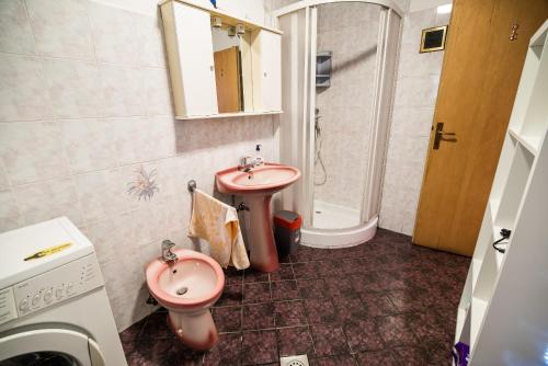 BrestanicaCountry House Budana的一间带粉色水槽和卫生间的浴室