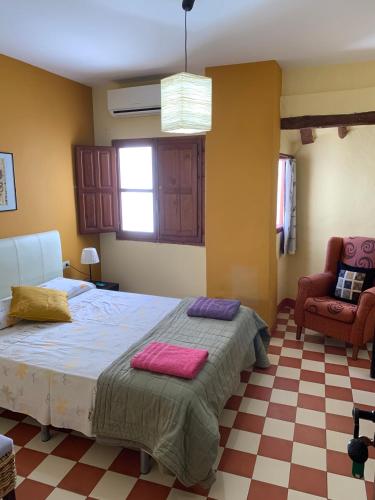 AyoraCasa Rural Hotel La Placeta AYORA的一间卧室配有一张床,上面有两条毛巾