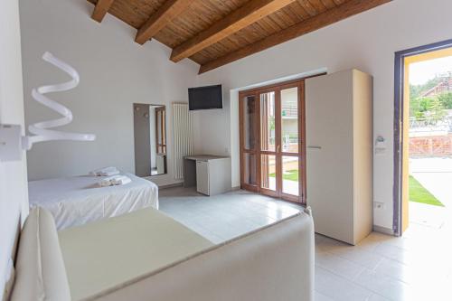 阿马特里切Albergo Diffuso Amatrice的一间卧室设有两张床和滑动玻璃门
