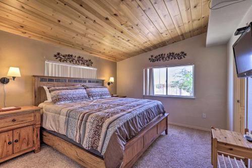布尔海德市Rustic Bullhead City Retreat with Porch and Views的一间卧室设有一张带木制天花板的大床