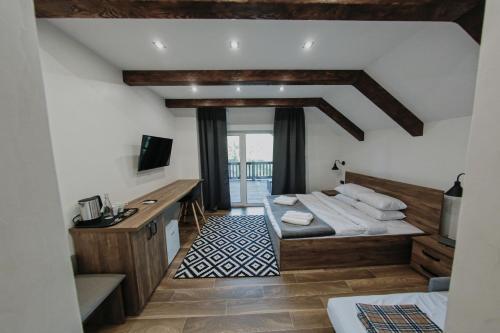 索洛钦Saliuk Lodge的一间卧室配有一张床和一张书桌