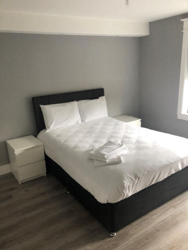 戈尔韦Lake View Galway City的一间卧室配有一张带2个床头柜的大床