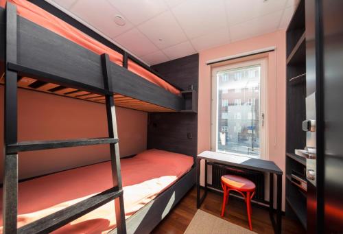 赫尔辛堡Staykvick Boutique Hostel的双层床间设有梯子和凳子