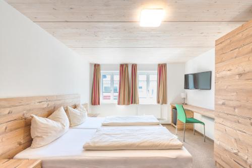费尔德基希Motel Engel - self checkin的酒店客房设有两张床和电视。