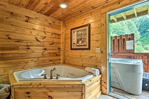 鸽子谷Smoky Mountain Cabin with Game Room and Hot Tub!的相册照片