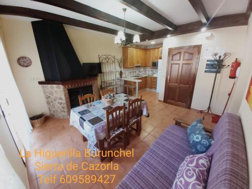 布伦切尔Alojamientos Rurales La Higuerilla Sierra de Cazorla的客厅配有紫色沙发和桌子