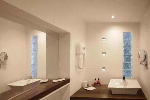 Hook NortonOrchard Road Studio Apartment的浴室设有2个水槽和2面镜子