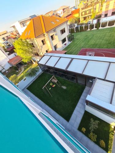 北马马亚-讷沃达里Turquoise Boutique的享有带游泳池的房屋的空中景致