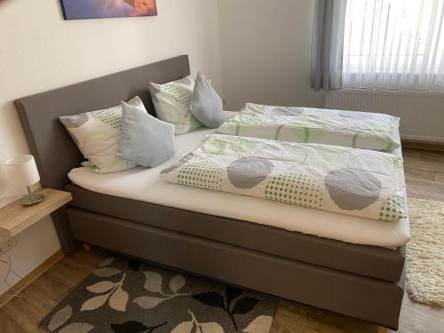 布伦Landgasthaus Jägerhof的一间卧室配有带枕头的床