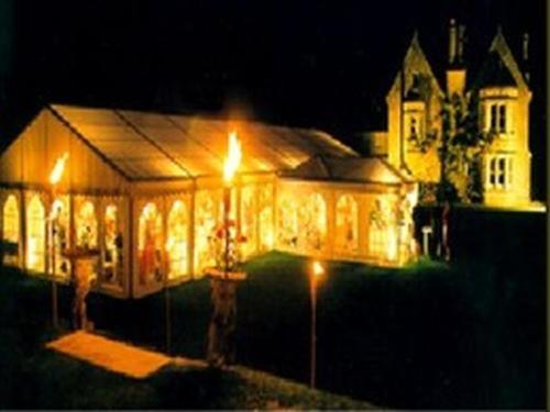 Barford Saint MartinBurcombe Manor的一座大房子,晚上有灯在前面