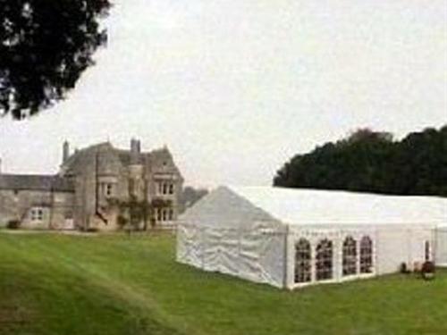 Barford Saint MartinBurcombe Manor的房屋前方的大型白色帐篷