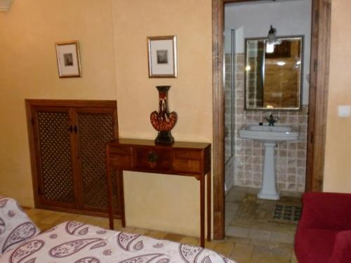 奥苏纳修道院旅馆的客房内的浴室设有床和水槽