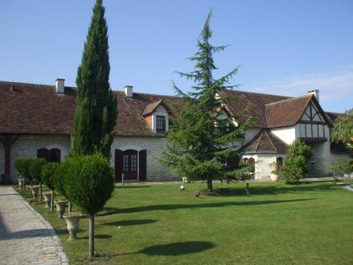 Bossée克洛斯德布里乌露营地的院子前有树木的房子