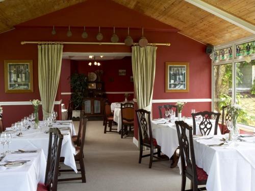 香侬卡里杰里田园酒店的一间设有白色桌椅的用餐室