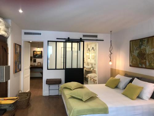 尼斯Chambres d'hôtes CASA MUSA - NICE的卧室配有带绿色枕头的大型白色床