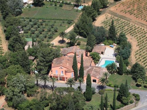 拉隆德莱丝莫里斯Chateau Maravenne的享有带游泳池的房屋的空中景致