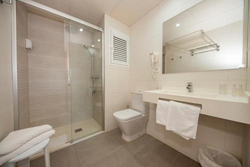 圣埃乌拉利亚Hostal y Apartamentos Santa Eulalia的浴室配有卫生间水槽和淋浴。