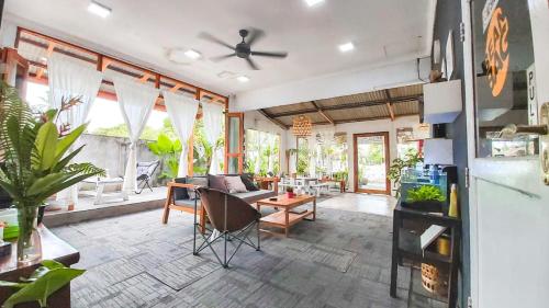 KangkakawalBeanbag Bintan Backpacker的客厅配有吊扇和一些植物