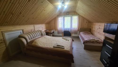 布克维Гостинний Двір Вишня的一间卧室配有一张床和一个沙发