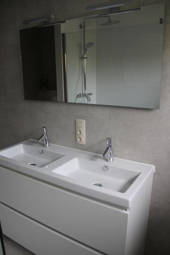 科克赛德Huis Ter Duin的浴室设有白色水槽和镜子