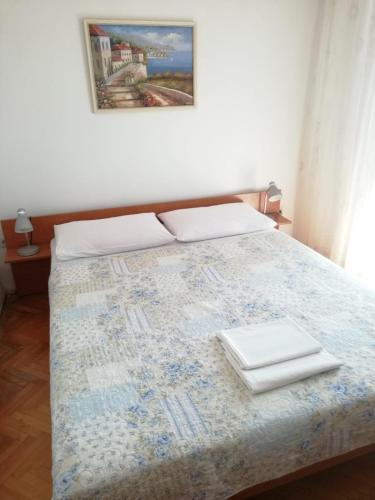 伯德古拉Dvokrevetna soba s balkonom i kuhinjom的一间卧室配有一张带两条白色毛巾的床
