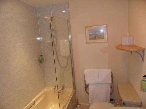 卡布里奇Cairn Hotel的带淋浴、卫生间和盥洗盆的浴室