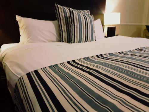 迪尔Dunkerley's Hotel and Restaurant的一张配有白色床单和枕头的大床
