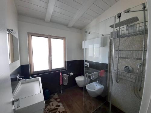 德罗Dro Suite的浴室配有卫生间、盥洗盆和淋浴。
