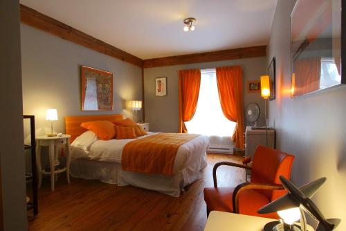 蒙特朗布朗艾斯卡尔杜诺德住宿加早餐旅馆的一间卧室设有一张大床和一个窗户。
