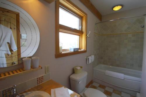 蒙特朗布朗艾斯卡尔杜诺德住宿加早餐旅馆的一间带卫生间、水槽和镜子的浴室