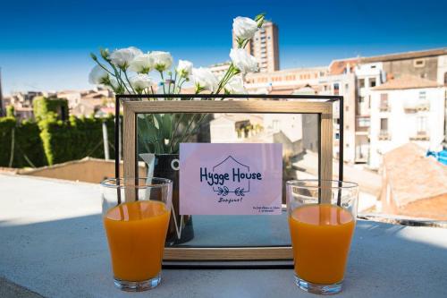 卡塔尼亚Hygge House Catania的一张桌子上放着两杯橙汁,一张照片