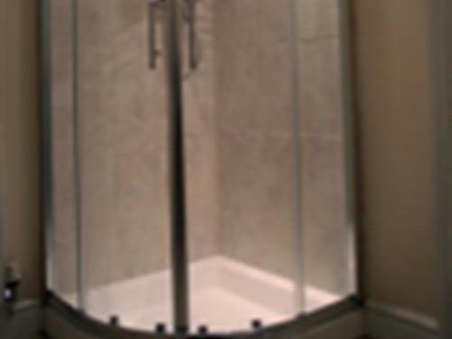 伍尔Frome Dale的浴室里淋浴的玻璃门