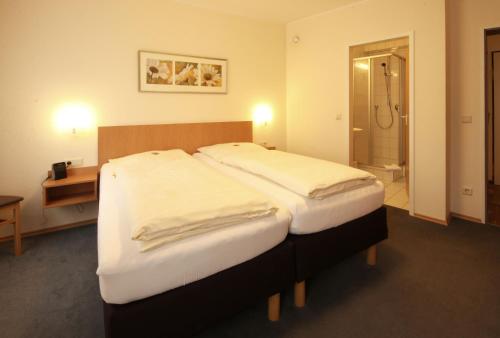 森登霍尔斯特Hotel Geschermann的酒店客房带两张床和一间浴室