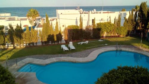 莫哈卡尔莫哈卡尔普拉亚酒店的享有带椅子的游泳池和大海的顶部景致