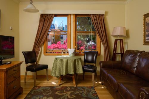 旧金山船坞汽车旅馆的客厅配有桌子、沙发和窗户