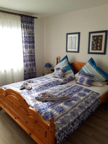 黑尔戈兰岛Ferienwohnung Hummer im Haus Daheim的一间卧室配有一张带蓝白色床单的大床