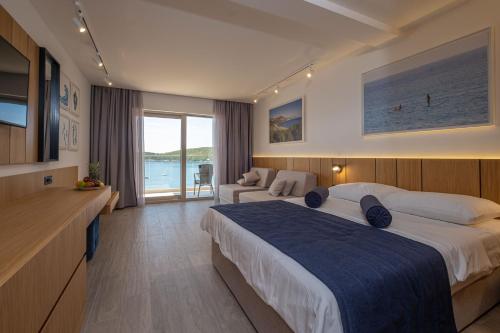布德瓦Poseidon The Beach Hotel的酒店客房设有一张大床和一张沙发。