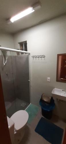弗洛里亚诺波利斯Suites em Floripa的带淋浴、卫生间和盥洗盆的浴室