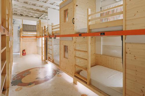 阿信輕旅客房内的一张或多张双层床