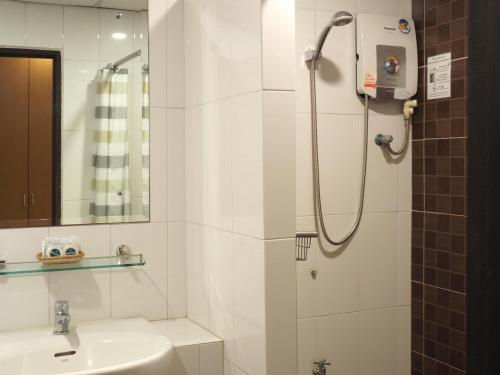 莱卡邦素万那普机场象牙酒店的带淋浴和盥洗盆的浴室