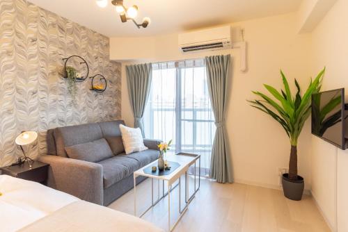 大阪Bijou Suites Lieto APM的客厅配有沙发和桌子