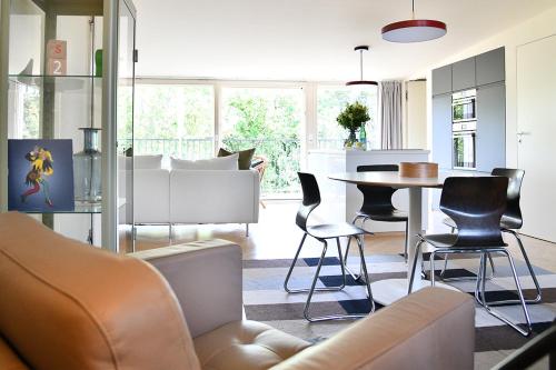 贝恩堡JETHON Exklusives City-Appartement Bernburg的客厅配有沙发和桌椅
