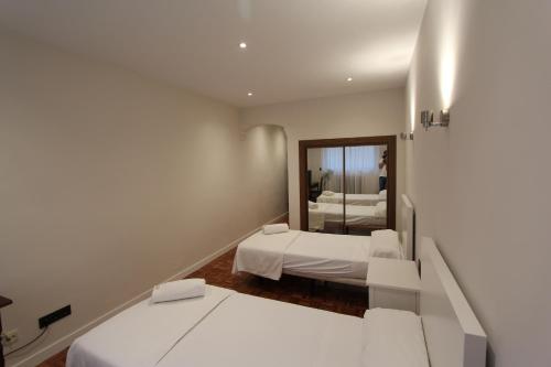 萨拉曼卡卡斯蒂利亚中心酒店的小房间设有两张床和镜子