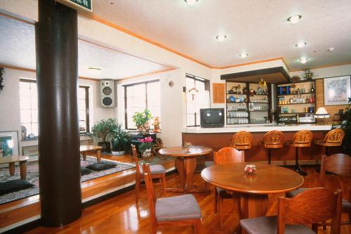 白马村雷鸟朋友酒店的一间在房间内配有桌椅的餐厅