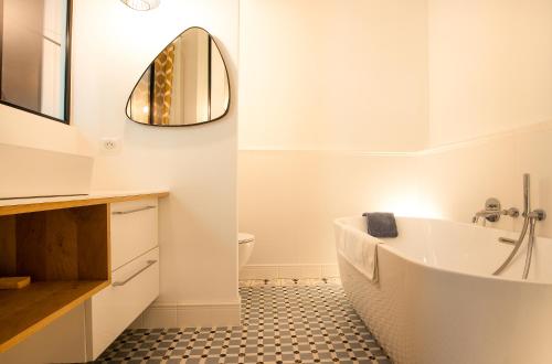 波尔多Magnifique appartement avec 3 chambres en Hypercentre的浴室配有白色浴缸和镜子