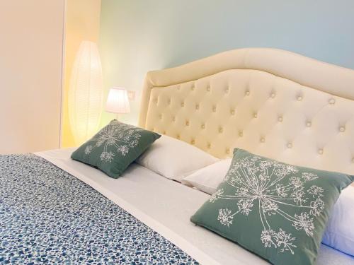 罗马Trastevere Boulevard的一间卧室配有带绿色和白色枕头的床