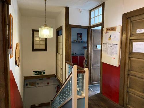 圣克鲁斯-德拉帕尔马库巴纳膳食公寓的走廊,有楼梯,位于带门的房间