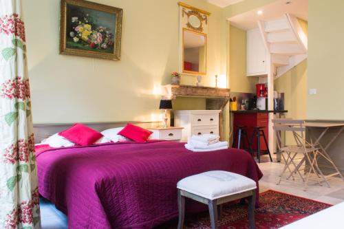 第戎Appartement - Petit Buffon的一间卧室配有一张带紫色床罩的床
