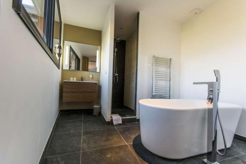 塞夫里耶莱卡塔隆别墅的浴室配有白色浴缸和水槽